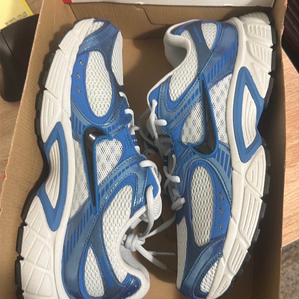Nike v5 rnr white and blue size 11.5